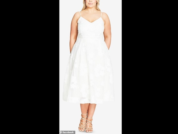 حاولت ارتداء فستان أبيض في حفل زفاف هذا جزاؤها رائج